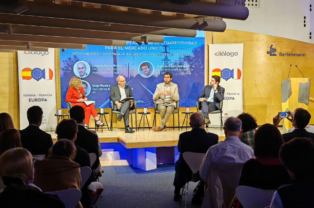 Ponentes en el escenario durante el evento sobre interconexiones europeas y su impacto en el mercado único.