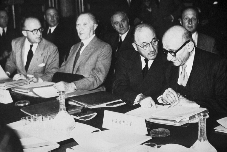 Robert Schuman firmando el Tratado de París, origen de la Unión Europea y que conmemoramos en el Día de Europa.