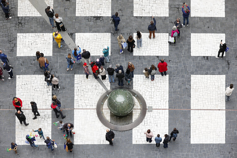 Personas en el Parlamento Europeo en el Día de Europa 2025.