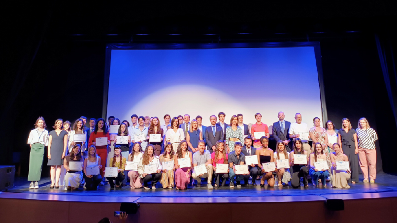 Grupo de estudiantes en escenario que reciben las Becas AVENIR Destino Francia 2025/2026.