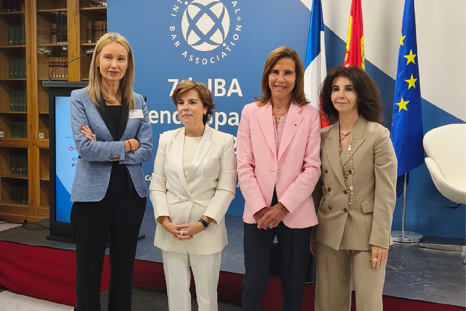 Imagen en la que salen de izquierda a derecha: Loreto Ordóñez, presidenta de Diálogo; Soraya Saenz de Santamaría, Ex vicepresidenta del Gobierno de España; S.E Kareen Rispal, Embajadora de Francia en España y Almudena Arpón de Mendívil, socia de Gómez-Acebo y Pombo.