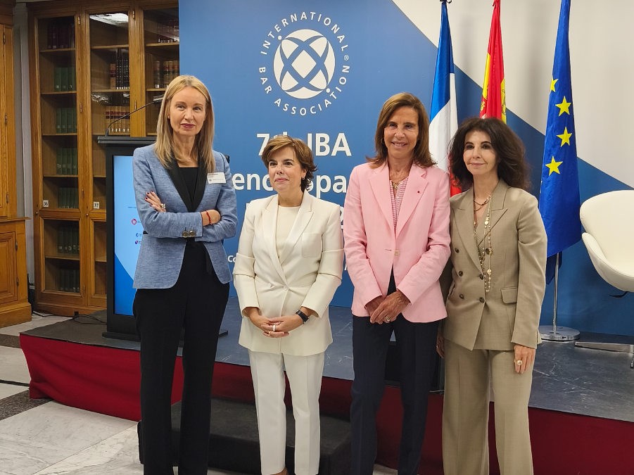 Foto delante del escenario, De izquierda a derecha: Loreto Ordóñez, presidenta de Diálogo; Soraya Saenz de Santamaría, Ex vicepresidenta del Gobierno de España; S.E Kareen Rispal, Embajadora de Francia en España y Almudena Arpón de Mendívil, socia de Gómez-Acebo y Pombo.