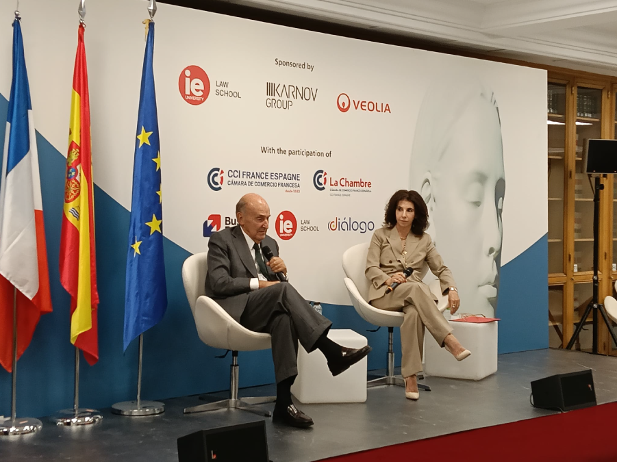 Momento del evento, en el escenario, conversación entre Miquel Roca Junyent, reconocido jurista y padre de la Constitución Española; Almudena Arpón de Mendívil, socia de Gómez-Acebo y Pombo.