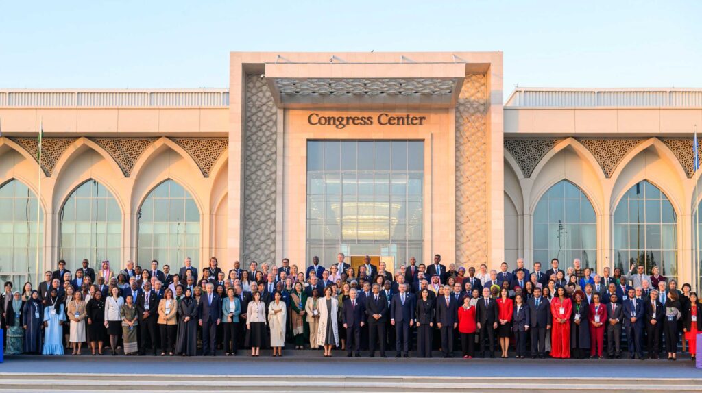 Imagen de foto de familia de la Apertura de la Ceremonia de la 43ª Conferencia General de la UNESCO. 