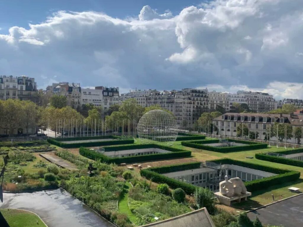 Imagen de las oficinas –con seis patios – de la Maison de la Unesco, diseñadas por Roberto Burle Marx.