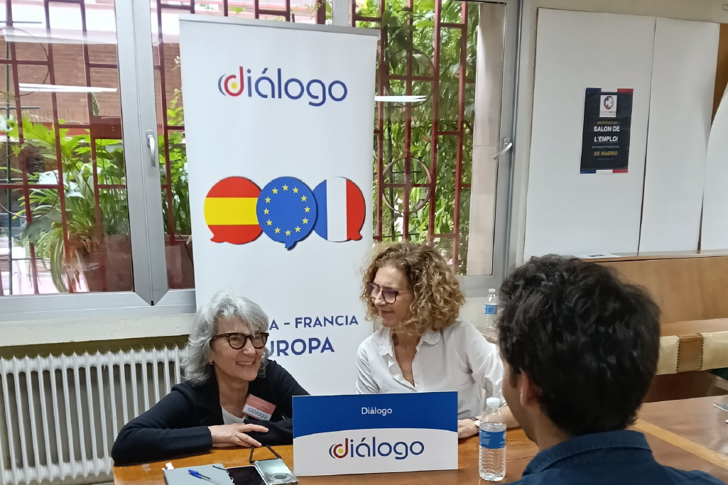 Stand de la Asociación Diálogo en el Salon de l’Emploi Francophone de Madrid con visitante interesados en conocer sus actividades.